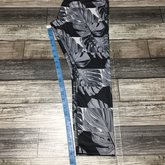 Nike Dri Fit Floral Crop Capri Leggings Women’s L Black Gray (Inseam 20) - Picture 2 of 10